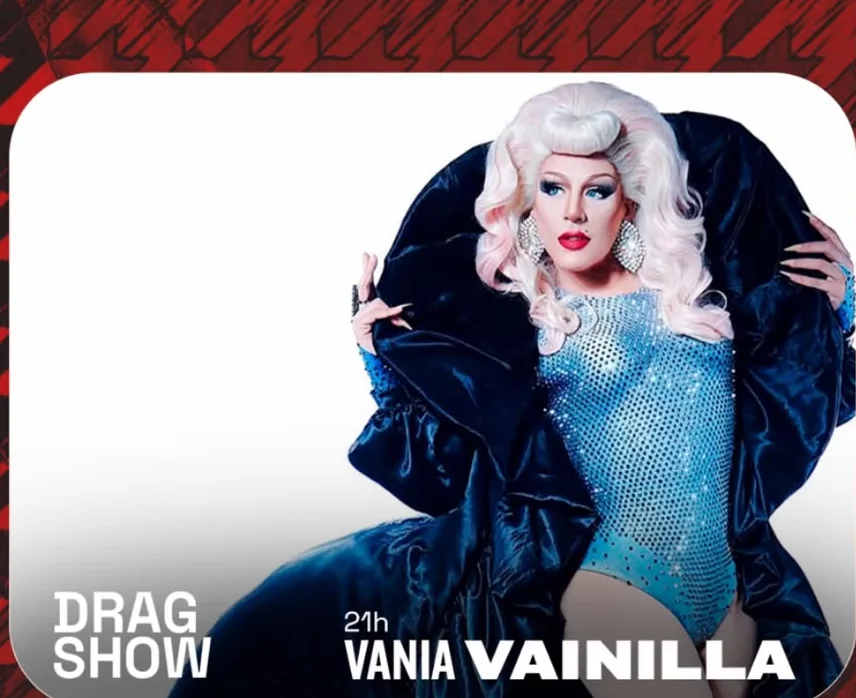 Artista drag Vania Vainilla con estilismo azul